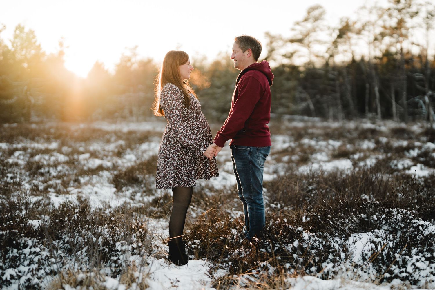 Babybauchshooting im Wurzacher Ried bei Bad Wurzach im Winter und bei Abendsonne