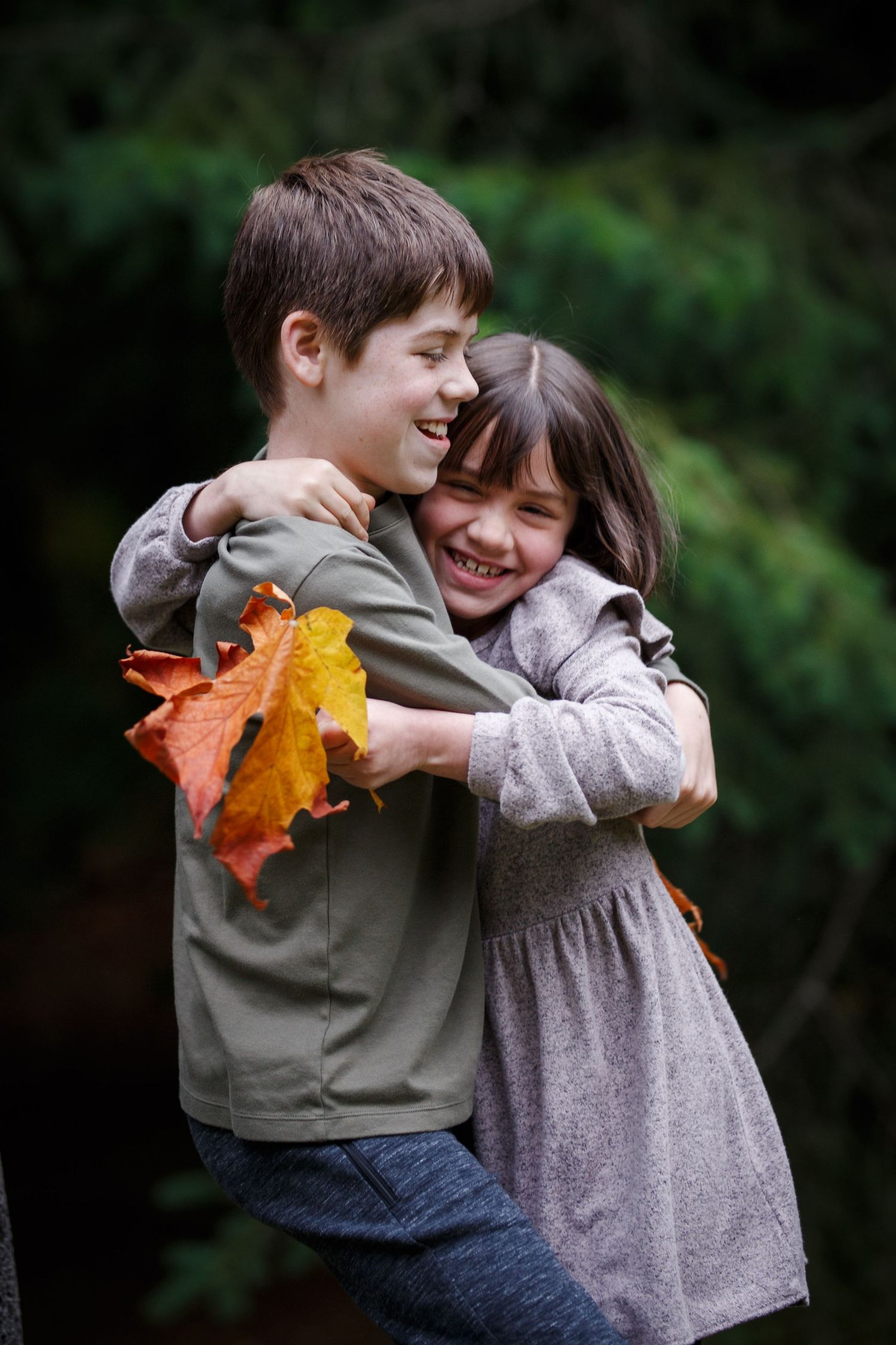 shoreline family photographer: a young boy and girl hug each other at shoreview park in shoreline king county