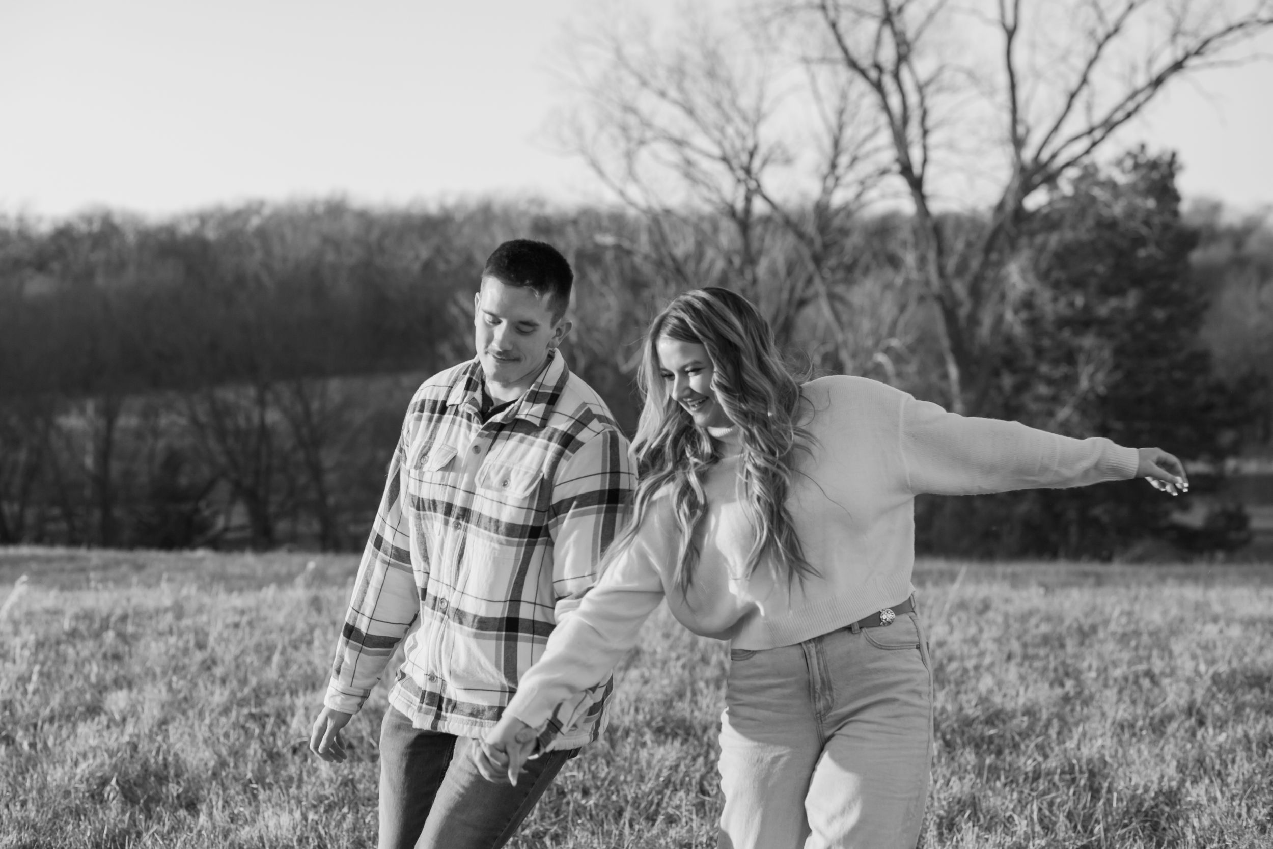 ©AnnaVonRiesenPhotography Couples Portraits | B&W image of a couple laughing and walking together