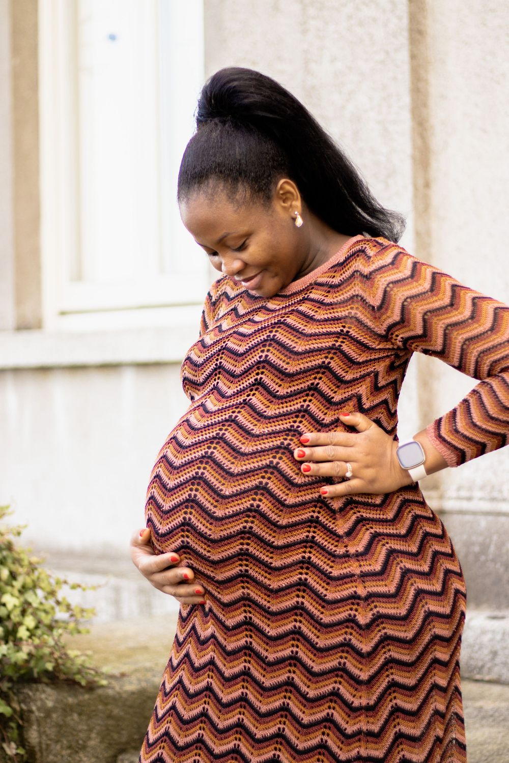 Maternity portrait featuring chevron pattern dress in natural light.