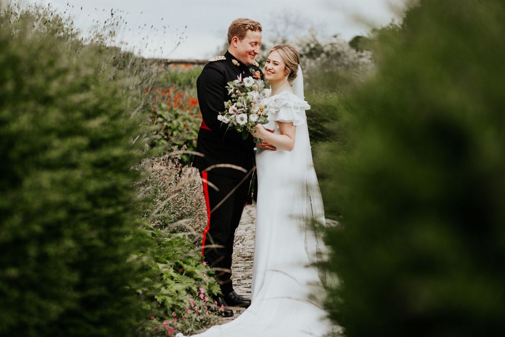 Hampshire wedding photographer, bury court barn wedding