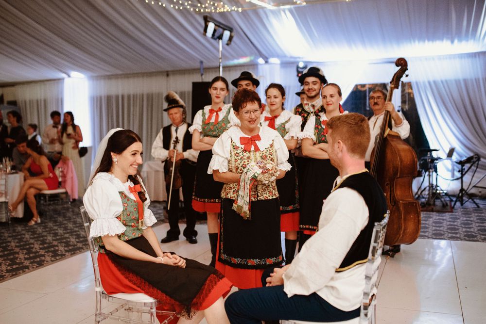 tradičné čepčenie na medzinárodnej svadbe