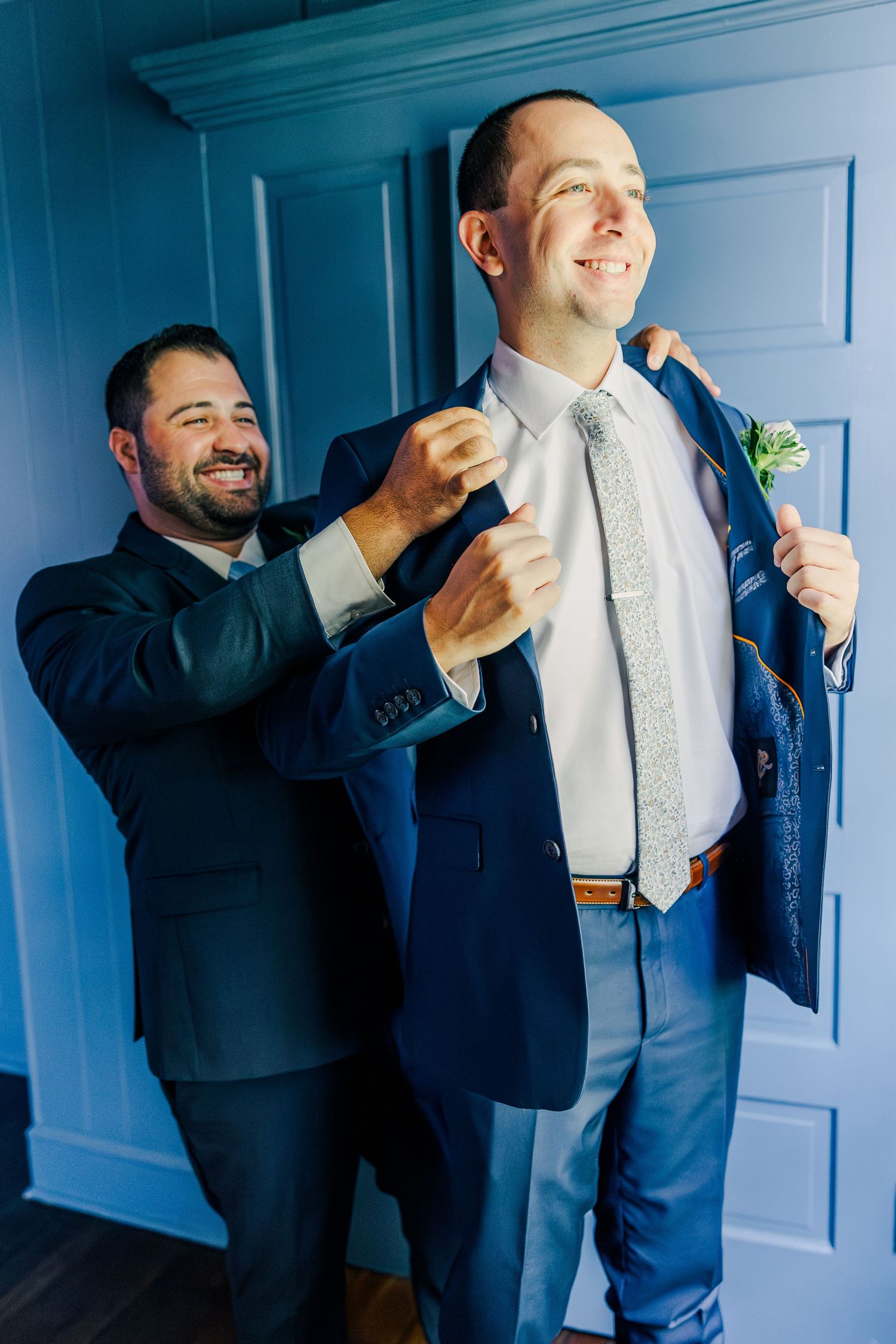RUST MANOR HOUSE LEESBURG VIRGINIA WEDDING PICTURES GROOM GETTING READY