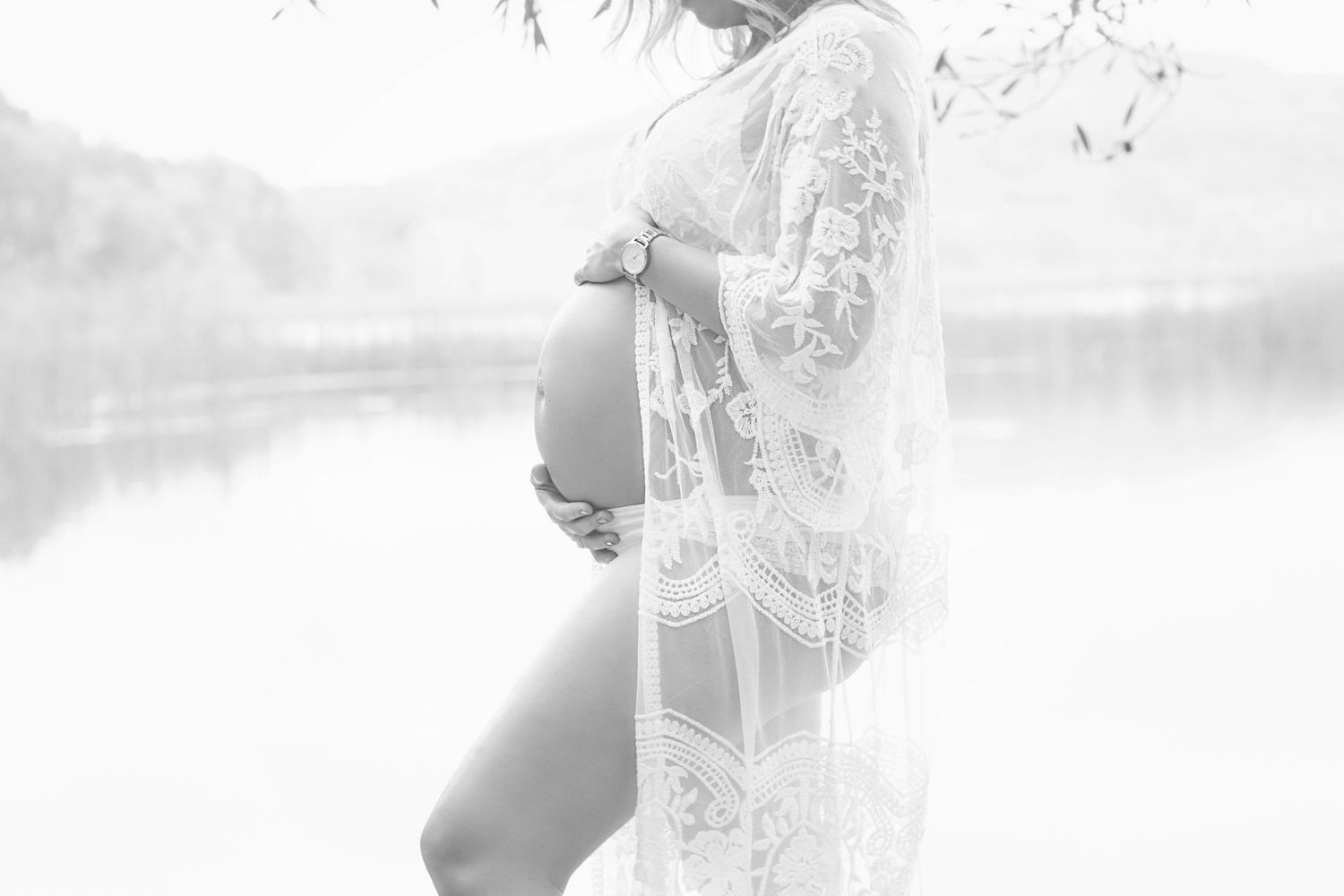 Maternity photoshoot Gold Coast hinterland with a focus on the motherhood glow.
