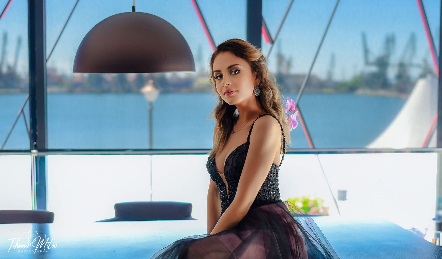 Абитуриенка седнала на дървена маса в заведение Dolce Amaro морска гара Варна