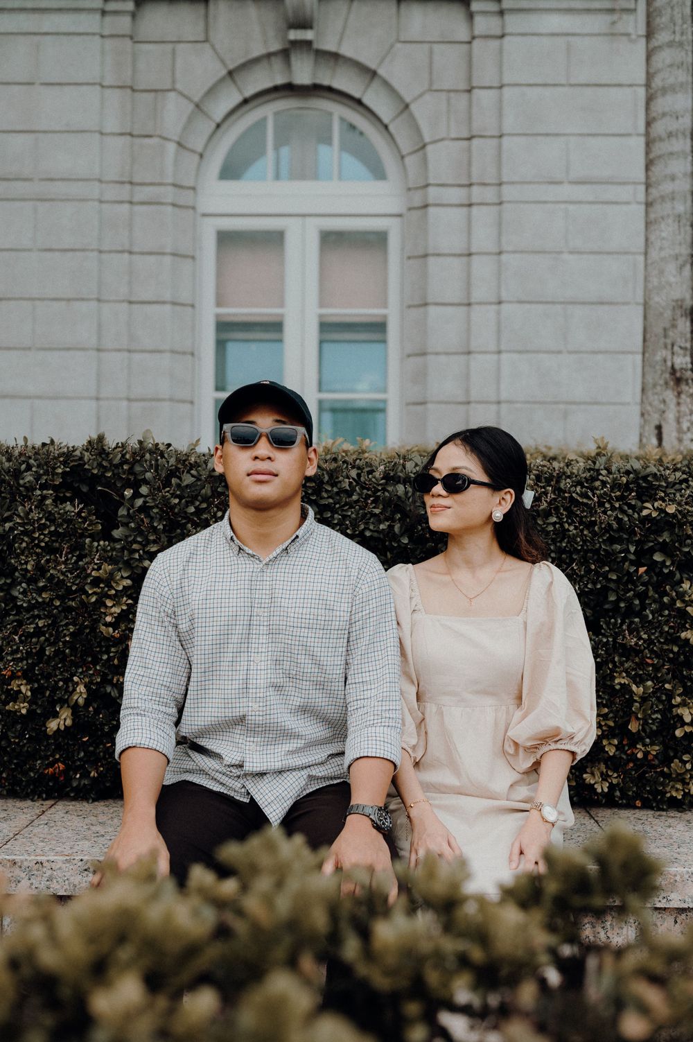 Couple posing with sunglasses in National Gallery