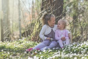 barnfotografering bland vitsipporna i skåne