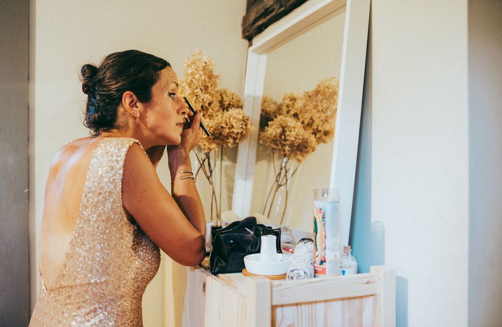 Bride prep in farmhouse