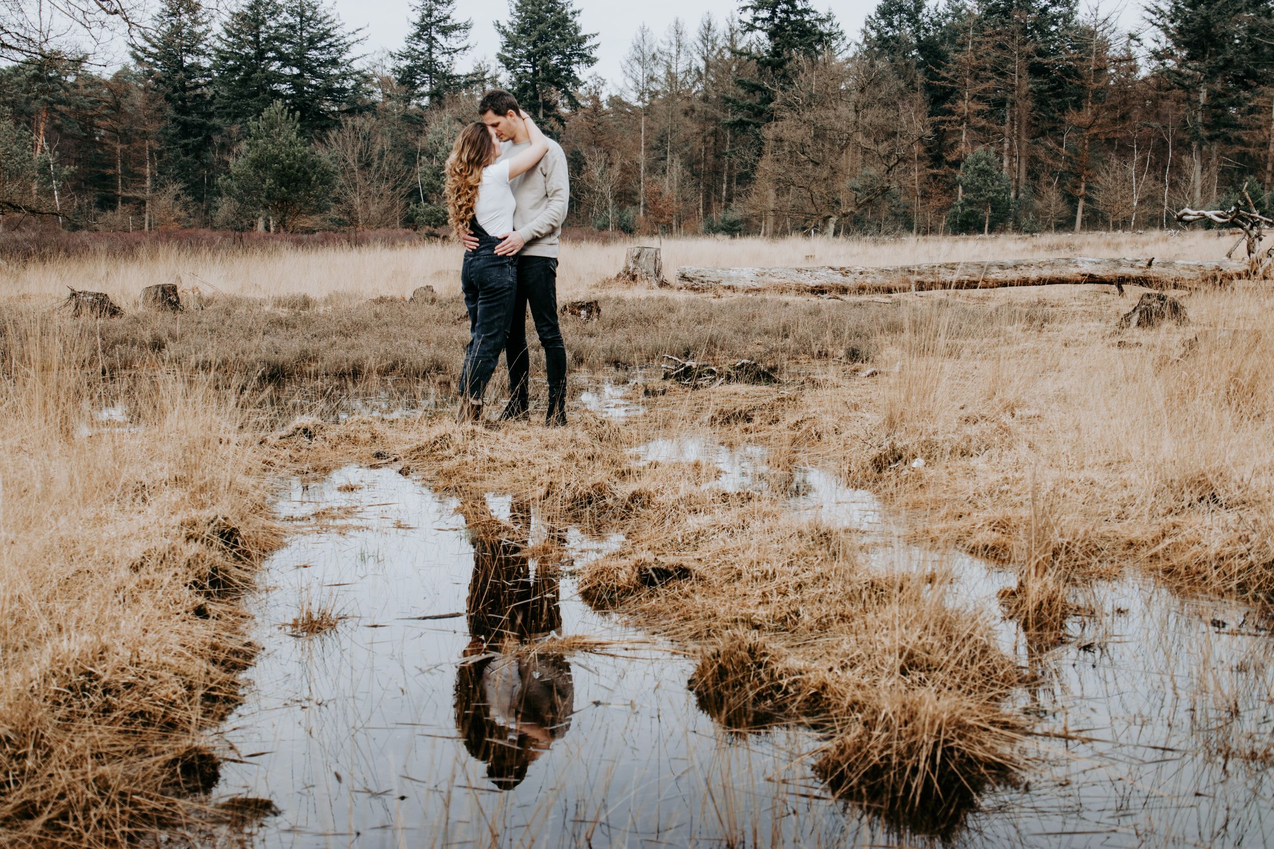 couple in field, reflection, fotografie