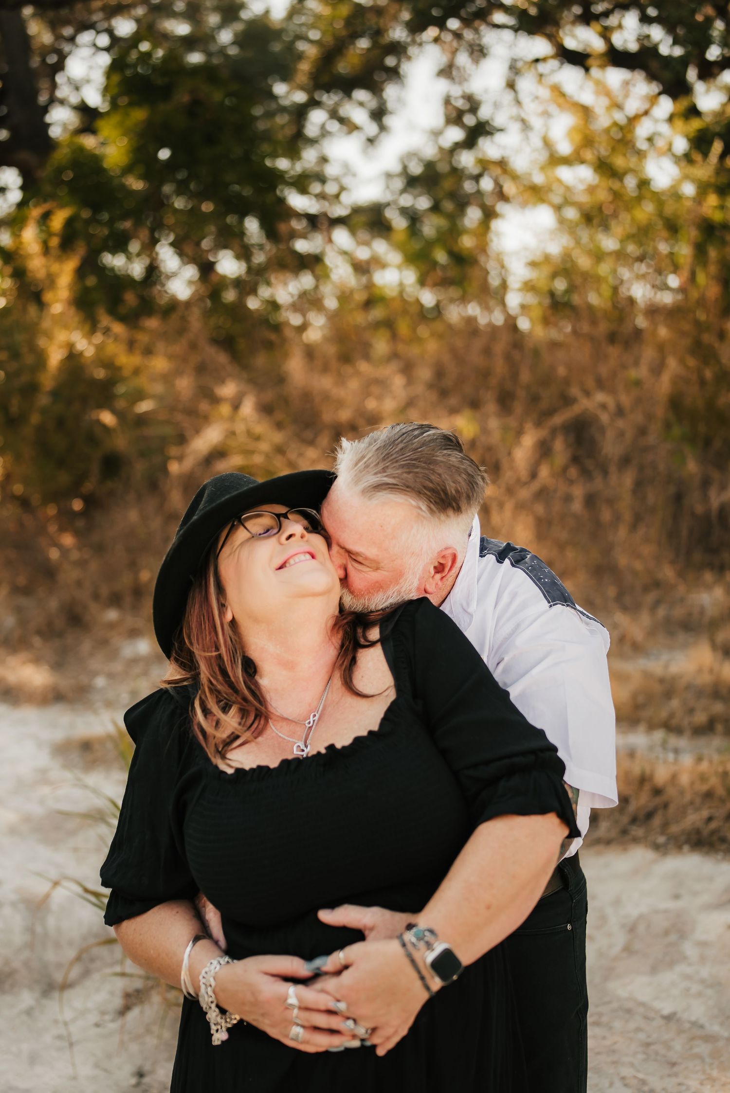 couple celebrates anniversary with photo session