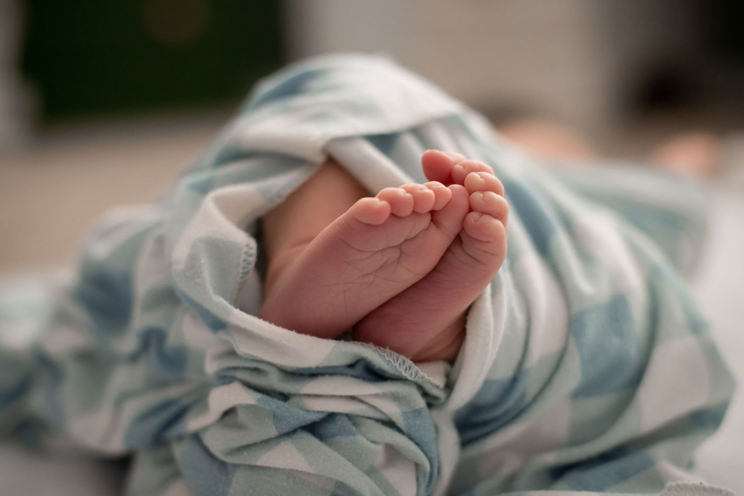 In-home lifestyle newborn family photo session by Wichita photographer
