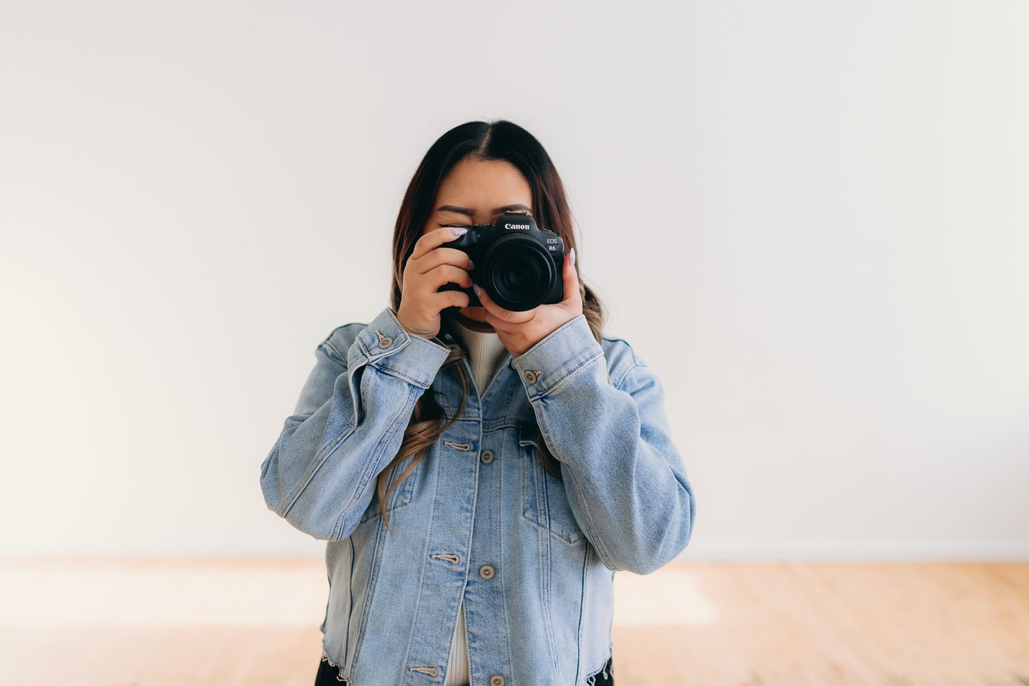 Minnesota photographer holding a canon camera