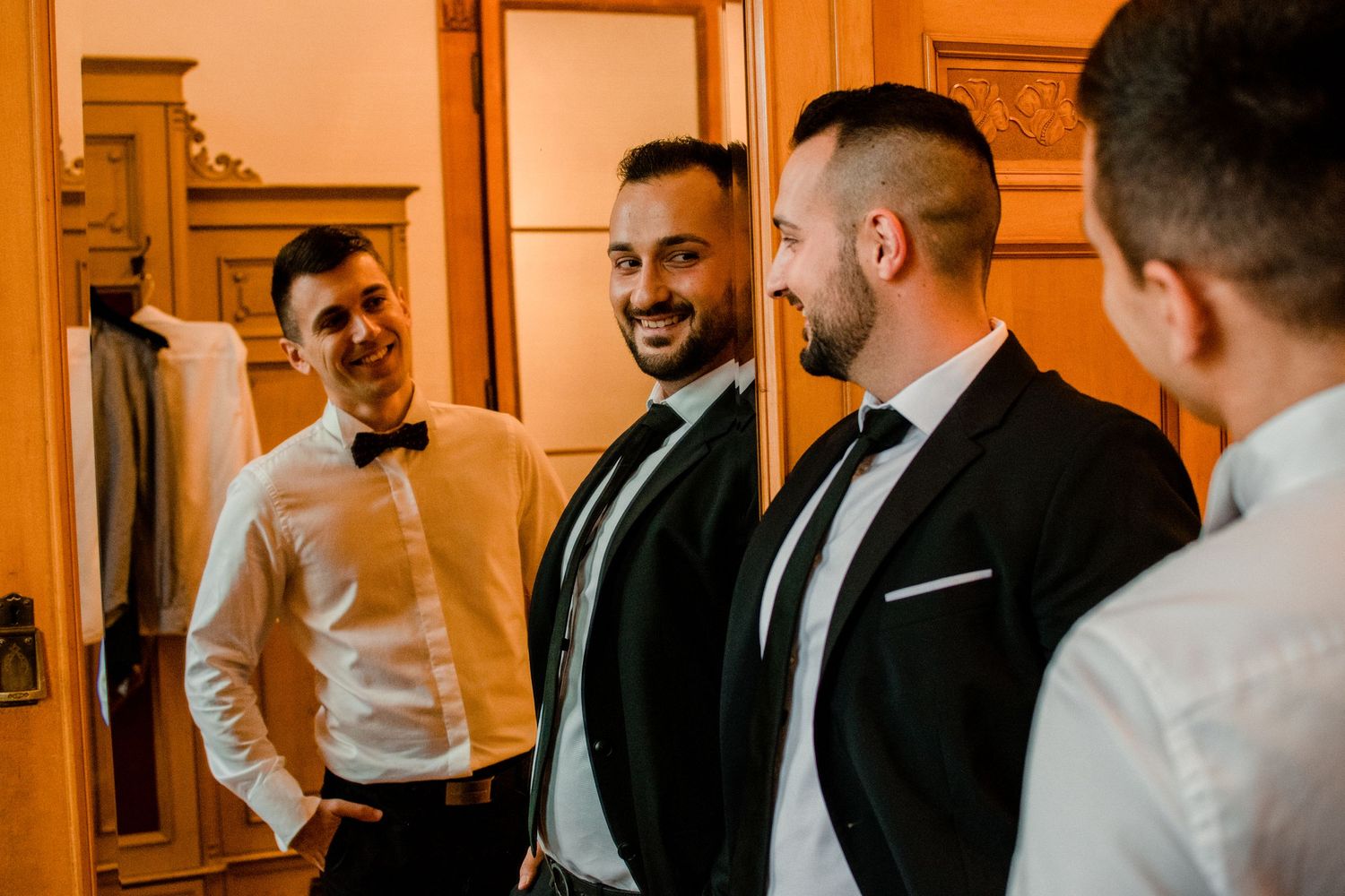 kumovi ispred ogledala u hotelskoj sobi u varaždinu