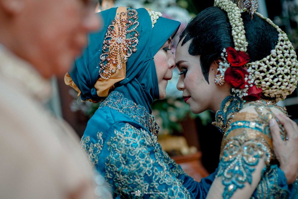 Close-up of traditional Indonesian wedding attire with intricate embroidery and accessories.