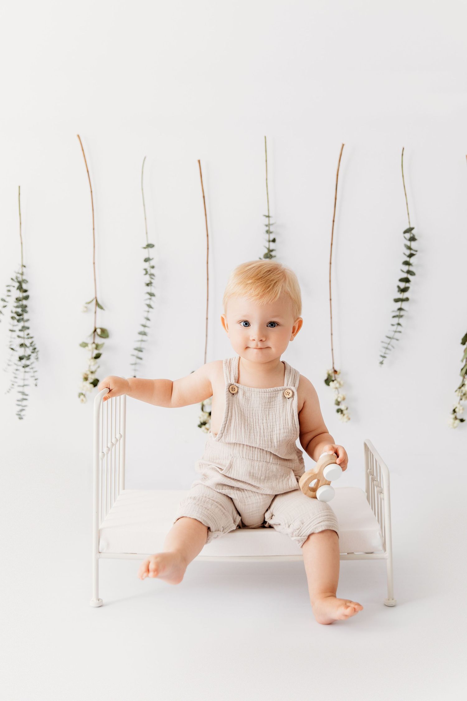 peuter op poppenbedje tijdens fotoshoot