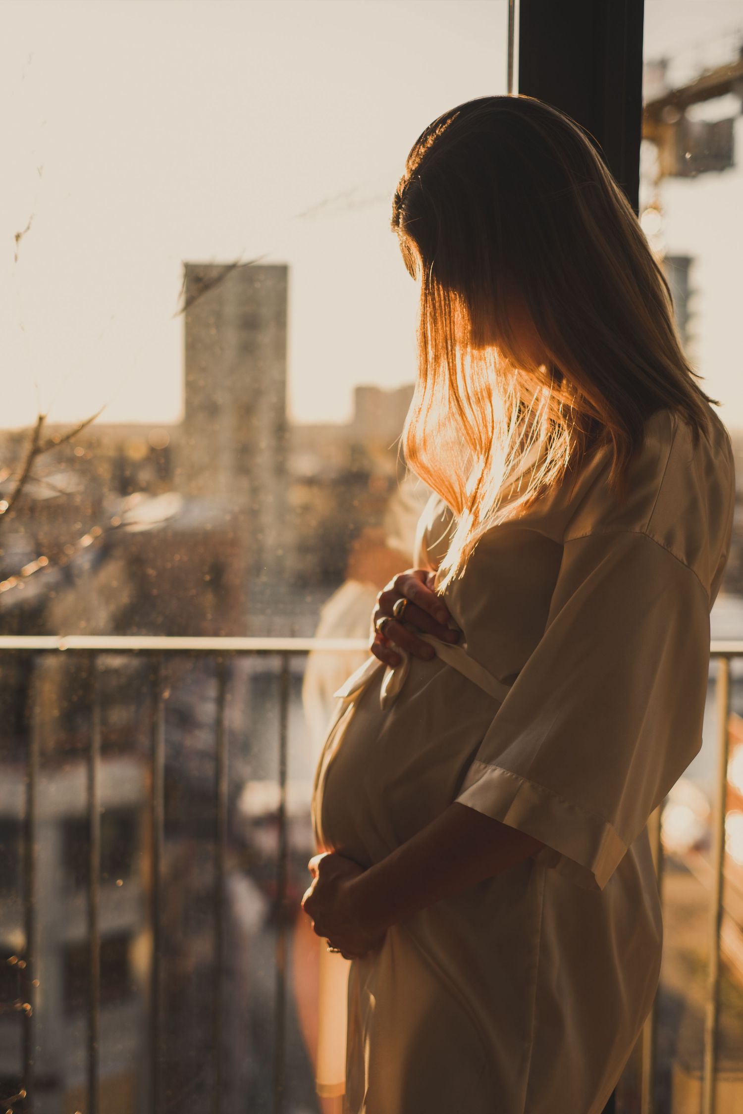 zwangere buik, pregnancy shoot, avondzon, thuis