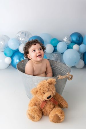 newborn baby and child photographer based in ashford kent england united kingdom in studio luxury sessions newborn little sitters cakesmash