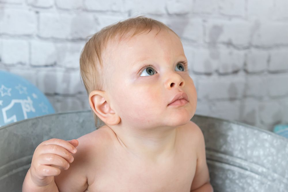 luxury newborn photographer based in ashford kent specialising in calm, safe and beautify posed style images
cakesmash photo in tin bath