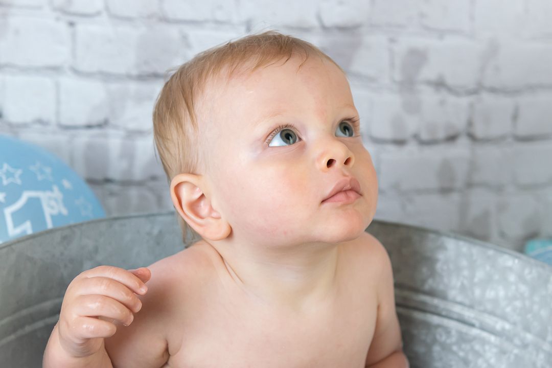 luxury newborn photographer based in ashford kent specialising in calm, safe and beautify posed style images
cakesmash photo in tin bath