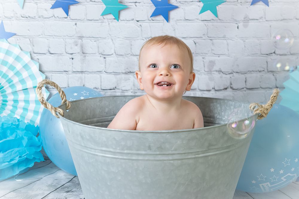 luxury newborn photographer based in ashford kent specialising in calm, safe and beautify posed style images
cakesmash photo in tin bath