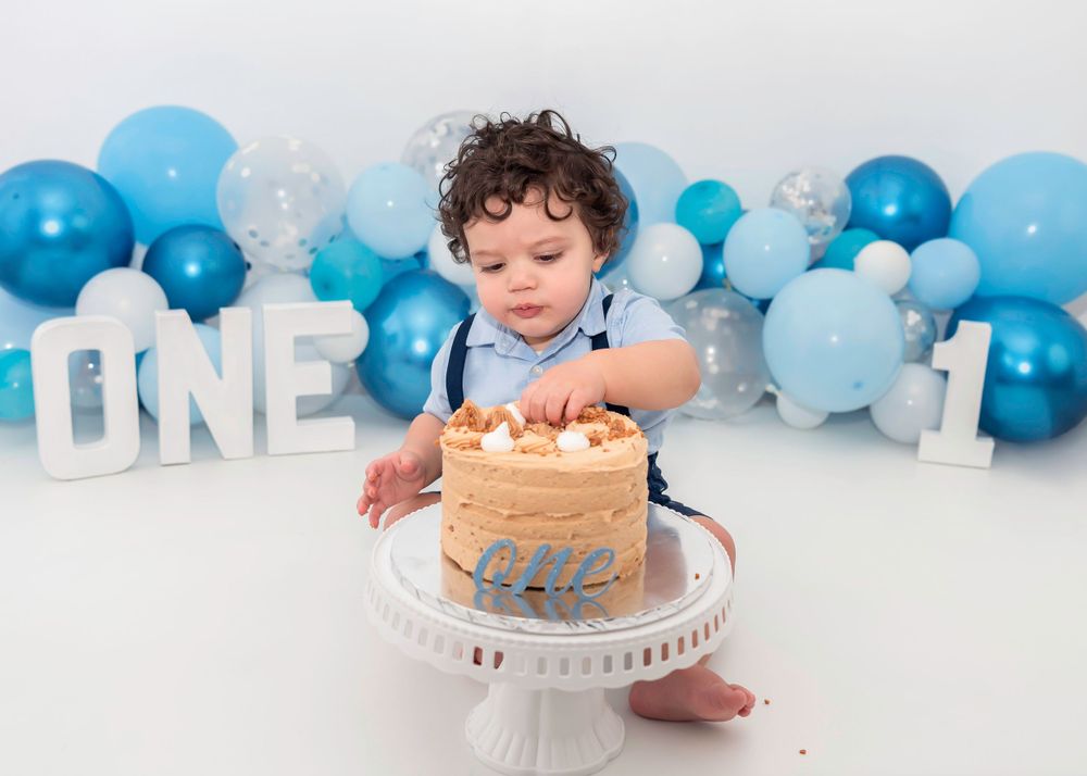 newborn baby and child photographer based in ashford kent england united kingdom in studio luxury sessions newborn little sitters cakesmash