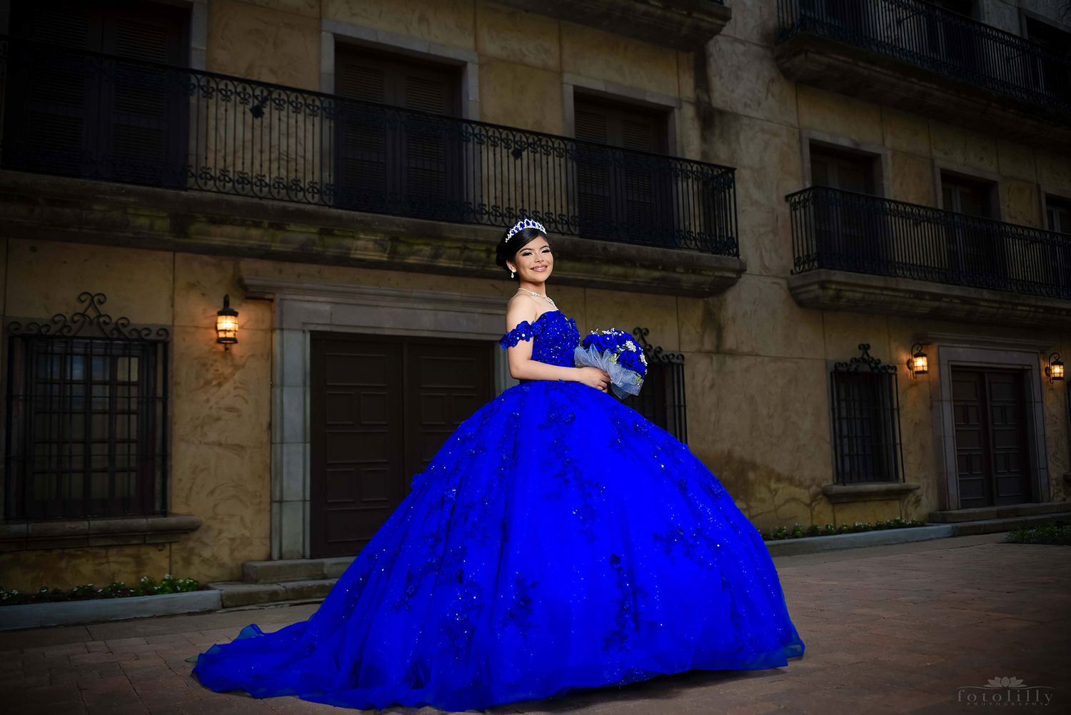 Fort Worth quince photos of Emma wearing a blue quinceañera dress taken by Fotolilly Photography for quince portraits