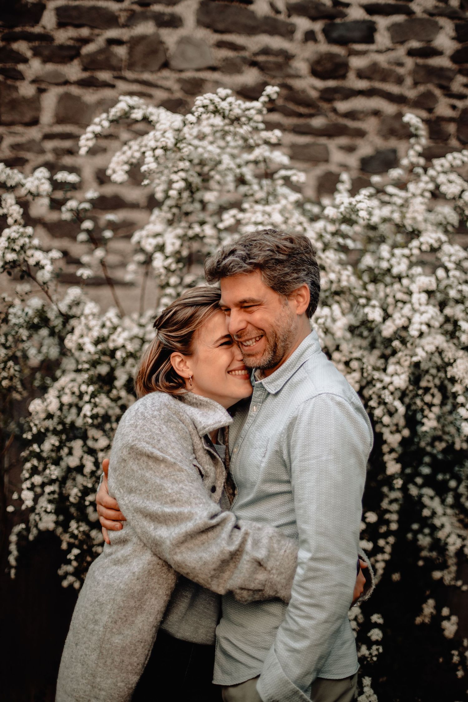 Séance photo couple en extérieur, instants complices et romantiques en lumière naturelle. Portraits lumineux d’un couple capturant tendresse