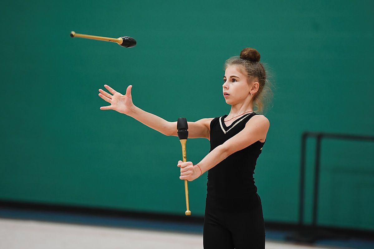 Rhythmic Gymnastics photographer captures clubs toss