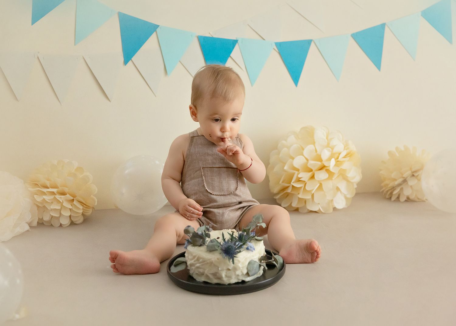 Sedinta foto cake smash Timisoara - prima aniversare fotograf Madalina Craciun
