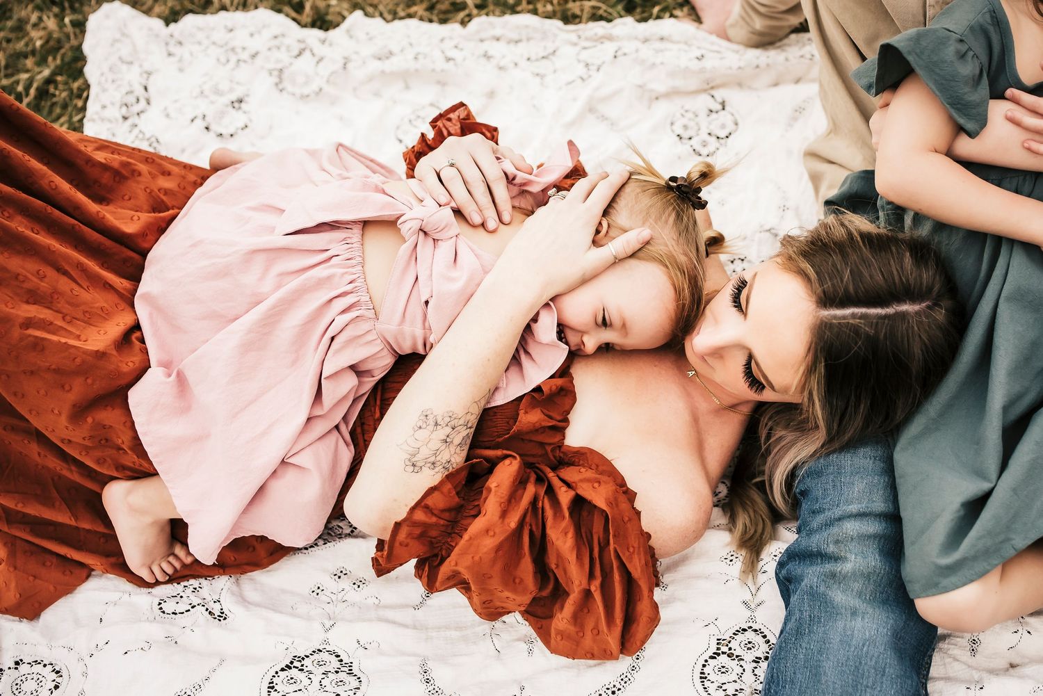 stunning lifestyle family photo session at Sharon Woods in cincinnati