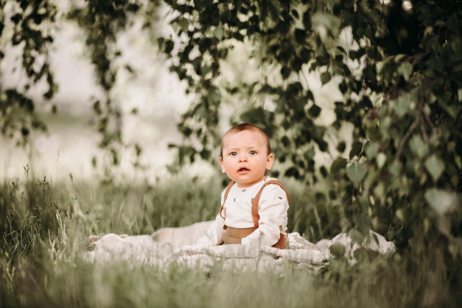 baby under bjørkeblader