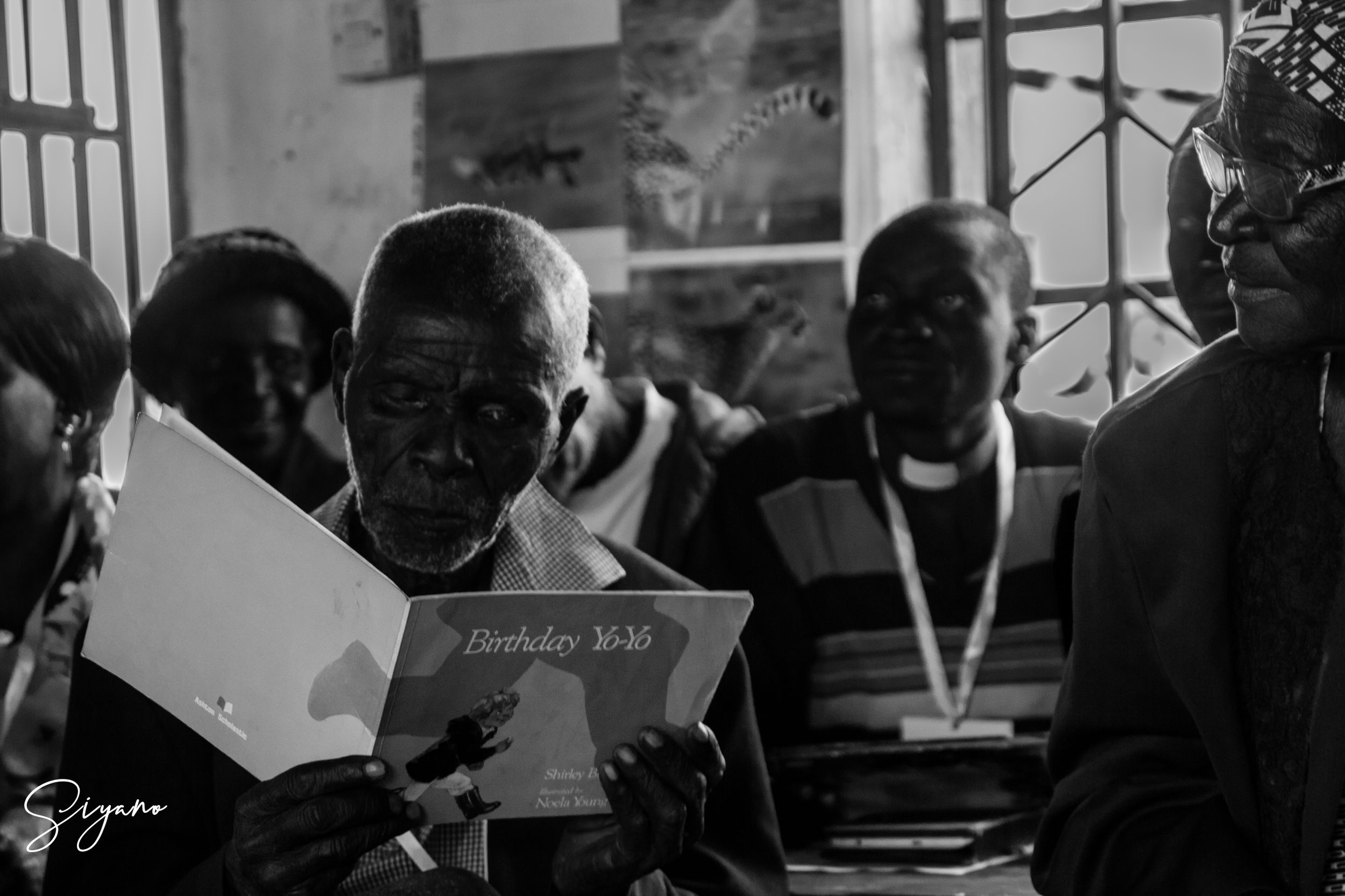 SIYANO PAY ATTENTION BW