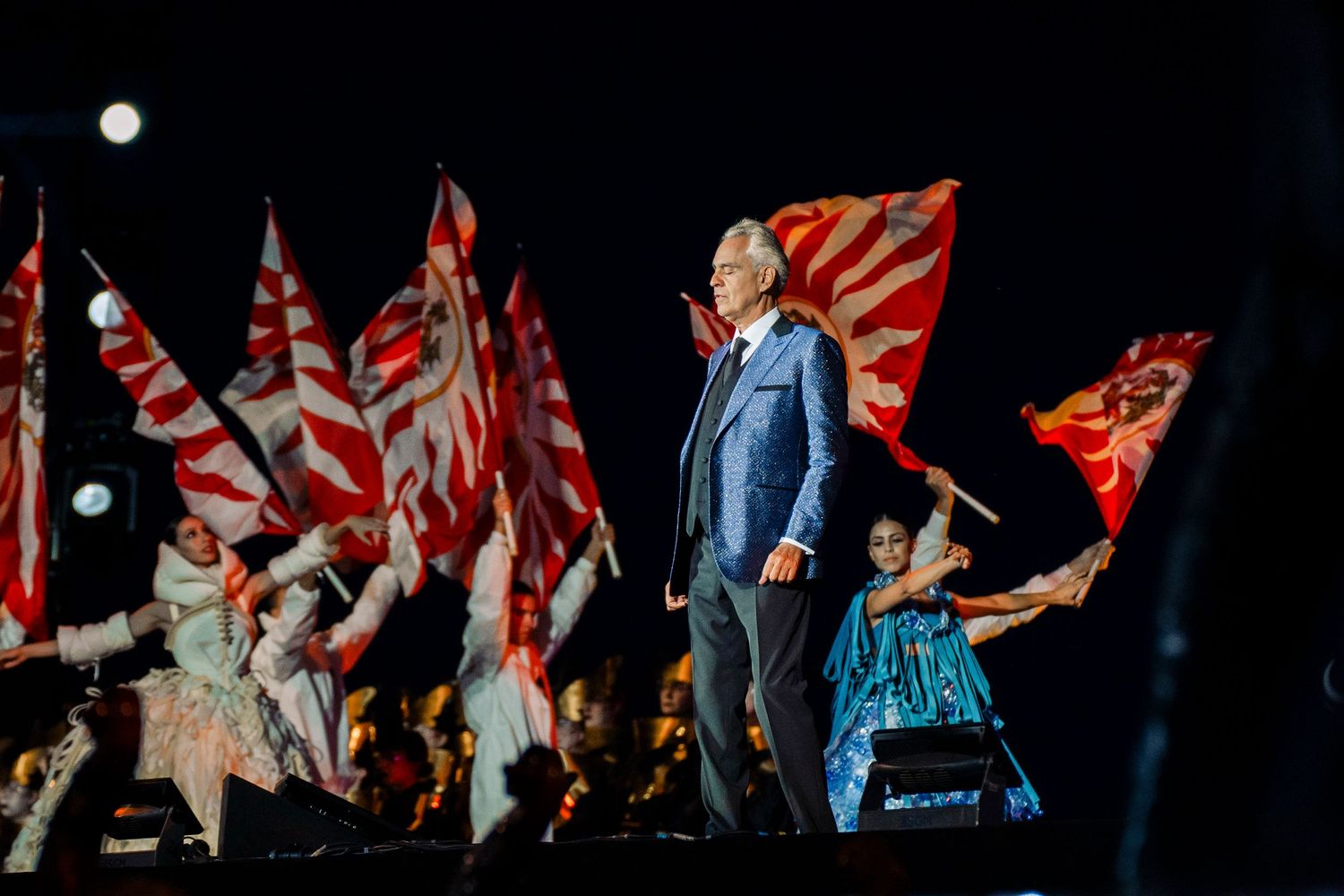 Andrea Bocelli si esibisce al Teatro del Silenzio a Volterra in Toscana
