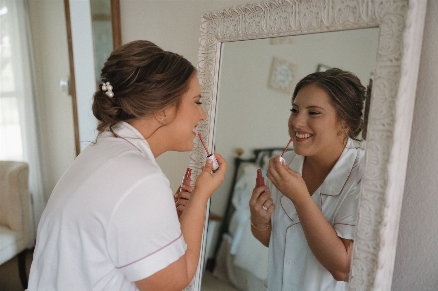 bride getting ready at suite of Fannin Oaks wedding venue in Madisonville, Tx