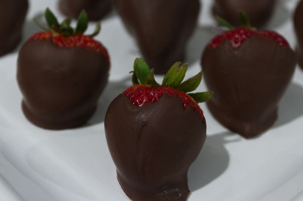 chocolate strawberries, chocolate, berries