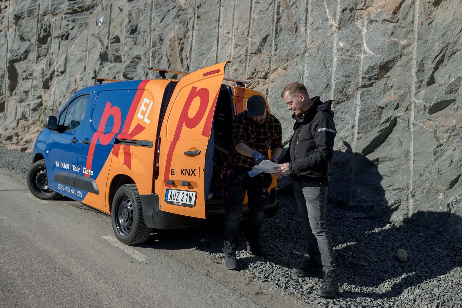 Erfarna och certiferade elektriker med stor problemlösning inom service och entreprenad. Allt inom elinstallation