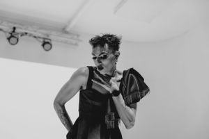 Photographe Clermont-Ferrand Auvergne Rhône-Alpes – séance photo artistique avec drag queen. Créativité, maquillage et performance.