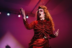 Photographe Clermont-Ferrand Auvergne Rhône-Alpes – séance photo artistique avec drag queen. Créativité, maquillage et performance. Otopsie