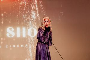 Photographe Clermont-Ferrand Auvergne Rhône-Alpes – séance photo artistique avec drag queen. Créativité, maquillage et performance.