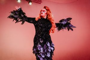 Photographe Clermont-Ferrand Auvergne Rhône-Alpes – séance photo artistique avec drag queen. Créativité, maquillage et performance.