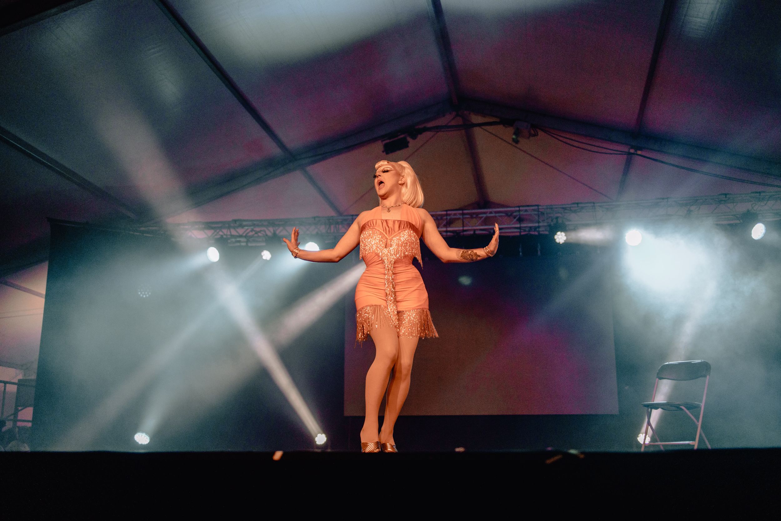 Photographe Clermont-Ferrand Auvergne Rhône-Alpes – séance photo artistique avec drag queen. Créativité, maquillage et performance.