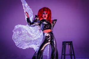 Photographe Clermont-Ferrand Auvergne Rhône-Alpes – séance photo artistique avec drag queen. Créativité, maquillage et performance.