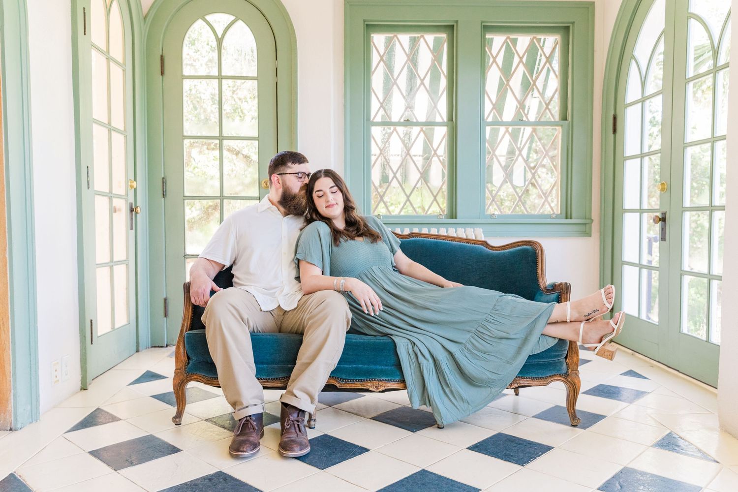 couple snuggling on vintage couch at Laguna Gloria in Austin, TX