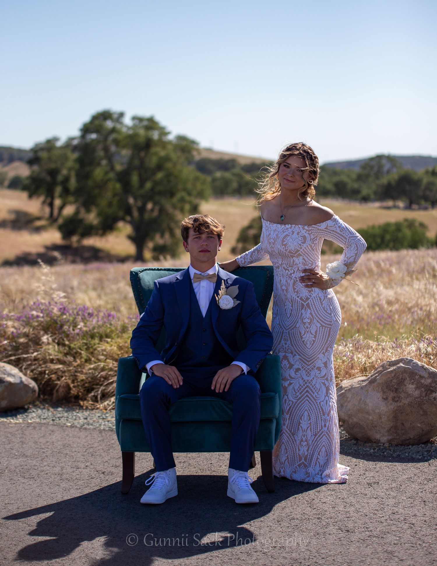 gunnii sack photography, calaveras high school, prom 2022, field photos prom, white dress, blue suit