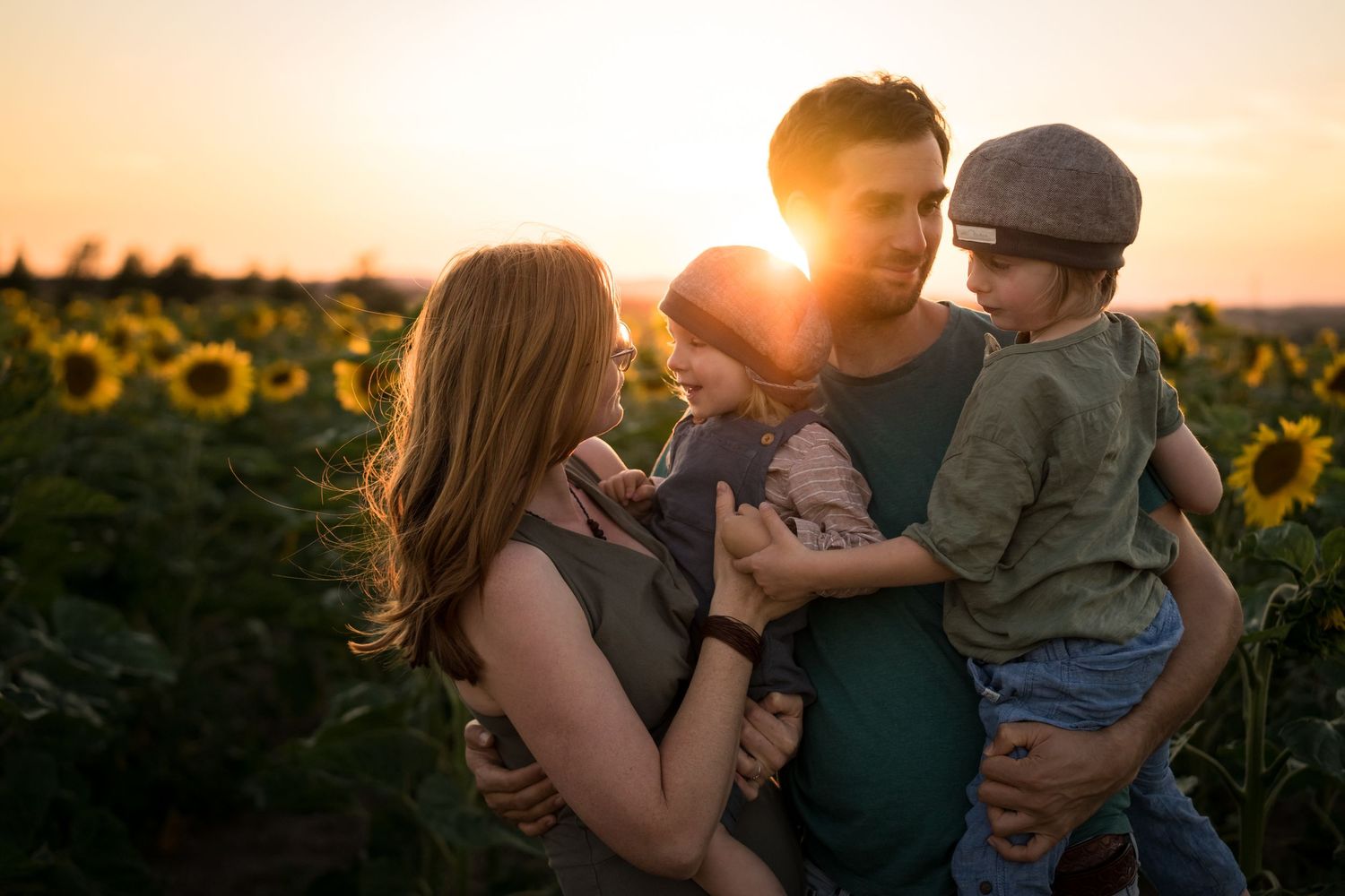 Familienfotos draußen entspannt und mit Spass bei Sonnenuntergang in Stockerau
