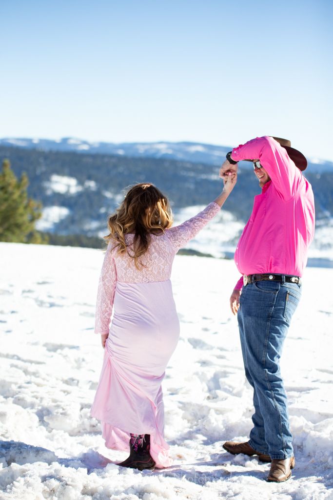 snow shoot, black and white photo, maternity shoot, gunnii sack photography, amador county