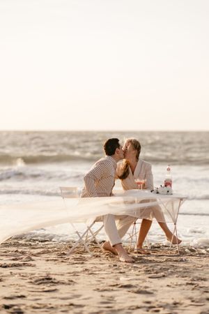 Romantisch koppel shoot aan zee tafel setting