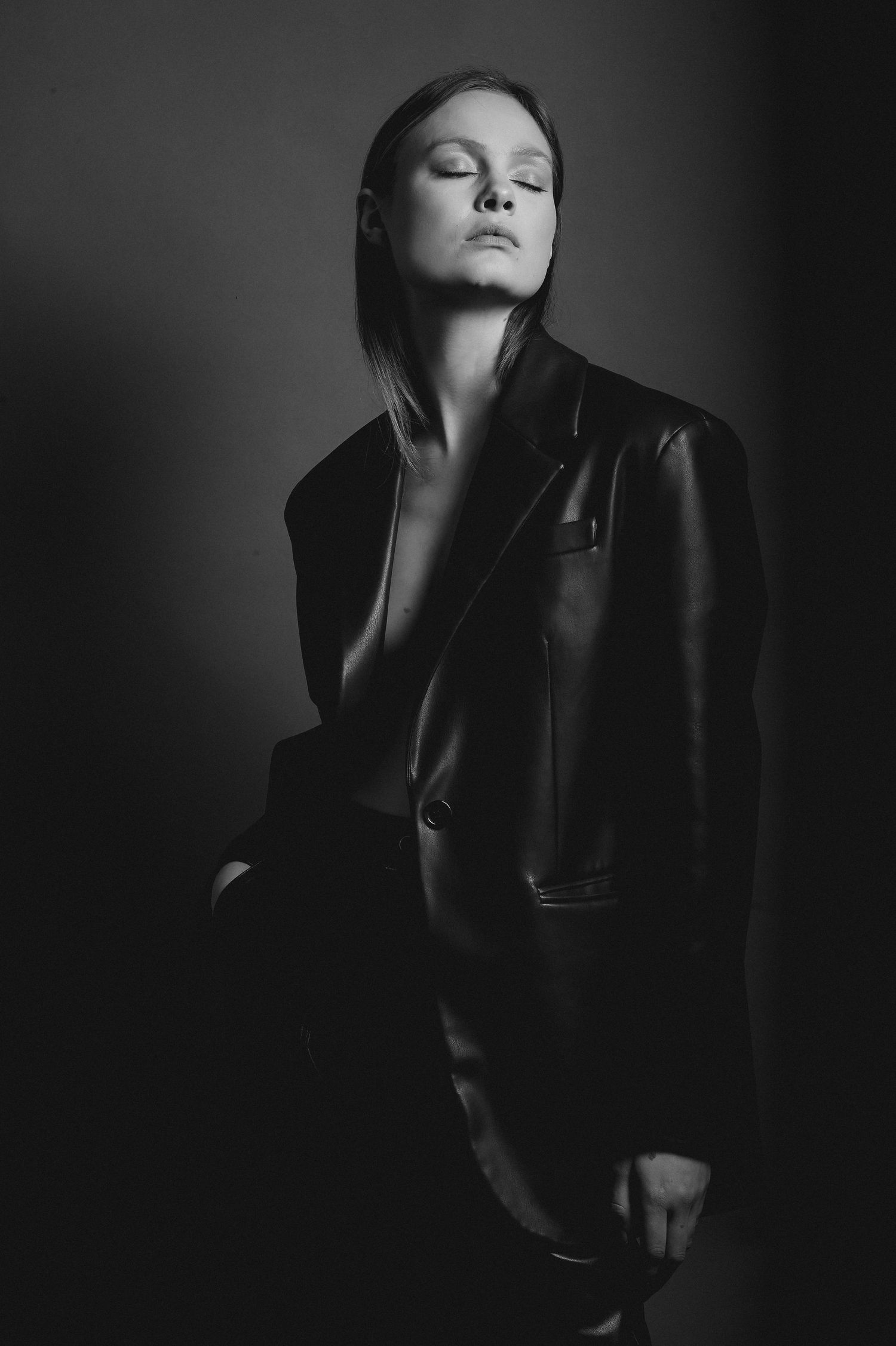 ART82STUDIO offers full-service fashion and e-commerce photography in Amsterdam.