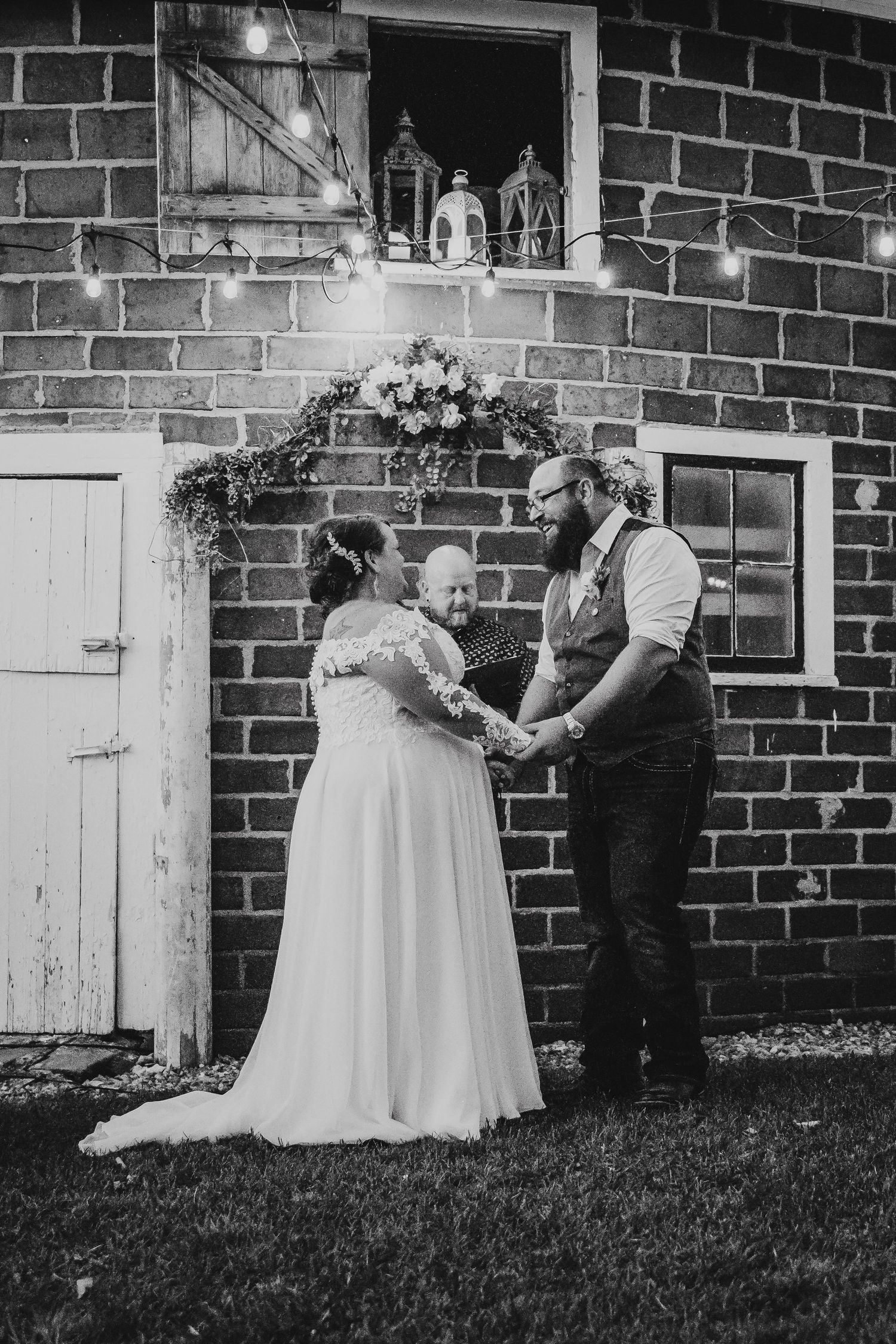 gorgeous barn outdoor wedding cogged Iowa midwest Iowa sage and ivy studio photography