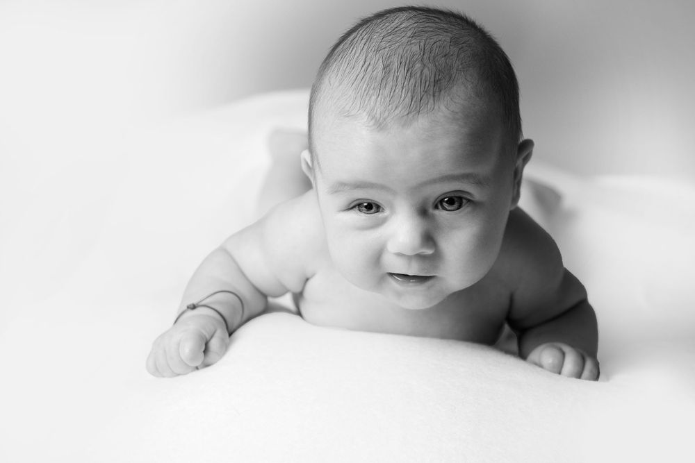 фотосесия на новородено в професионално студио от професионален фотограф, град софия, младост